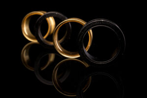 金色の指輪と漆黒の指輪が交互に並んでいる