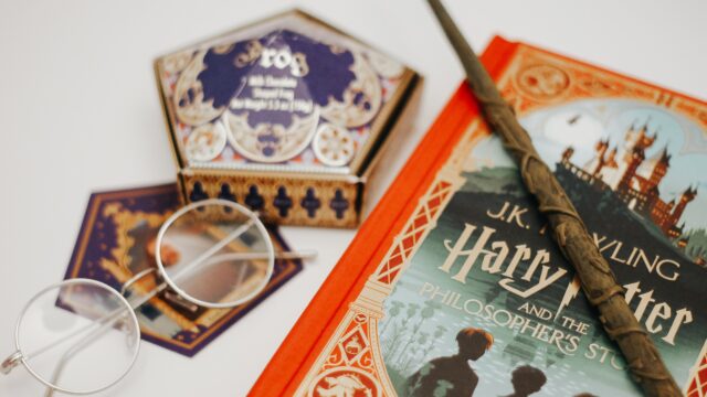 ハリーポッターの書籍と杖、ハリーの眼鏡などが置いてある