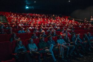 映画館の中で観客が映画を見ている