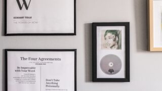 アリアナグランデの写真とCDが額に入って壁に飾ってある