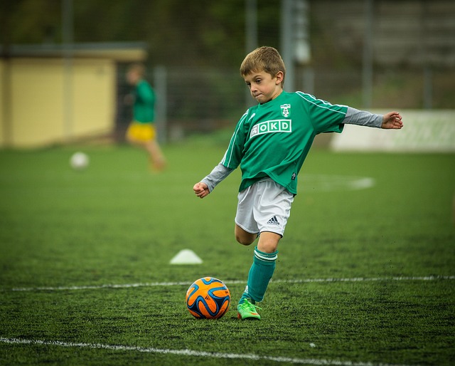 少年がサッカーをしている