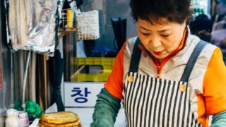 韓国屋台で調理をする女性