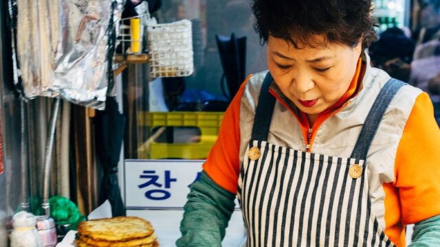 韓国屋台で調理をする女性